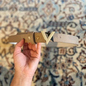 Valentino skärp - Valentino skärp. Aldrig använd (försökt göra ett hål som ni ser på bilden)