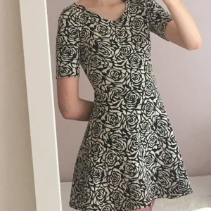 Mönstrad klänning  - Mönstrad känning från divided. Den är fortfarande i fint skick men lite för kort för mig. Kan mötas upp, men också fraktas då köparen betalar frakten.