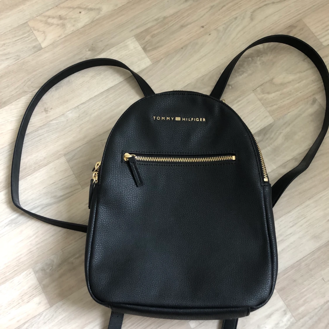 Svart liten Tommy Hilfiger ryggsäck 