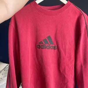Adidas sweatshirt  - Skit cool adidas sweatshirt, köpt secondhand. Köpare betalar frakt. 