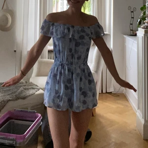 Somrig byxdress - Super söt och somrig byxdress från h&m🌸 en väldigt fin volang detalj upptill och resår i midjan☀️varsamt använd under förra sommaren, säljer pga täcker inte hela rumpan när jag går🤫 verkligen super skön och fin🙌 