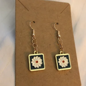 🌻 Somriga Örhängen  - 🌻 Somriga örhängen, frakt: 14kr 🌻  * Alla örhängen går även att göras till halsband för 15kr billigare⚡️ 💜TILLFÄLLIGT: köp 2 par örhängen och få ett tredje par gratis!!💜