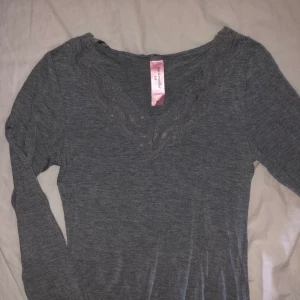 Grå tröja från Hunkemöller - Superskön grå tröja från hunkemöller, storlek S, aldrig använd