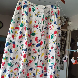 En blommiga Summer kjol  - En 80 tal summer kjol. I mycket bra skick och passar s och bra till summer och student avslutning. Finns fler bilder 