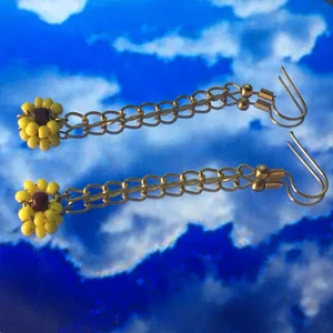 Örhängen  - Välj två olika färger till blommorna. Finns i silver