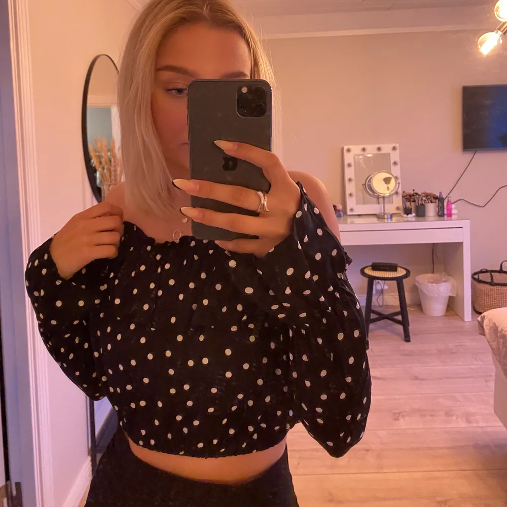 Köpt på NAKD x Linn Ahlborg, svart topp med vita prickar, off shoulder . Blusar.