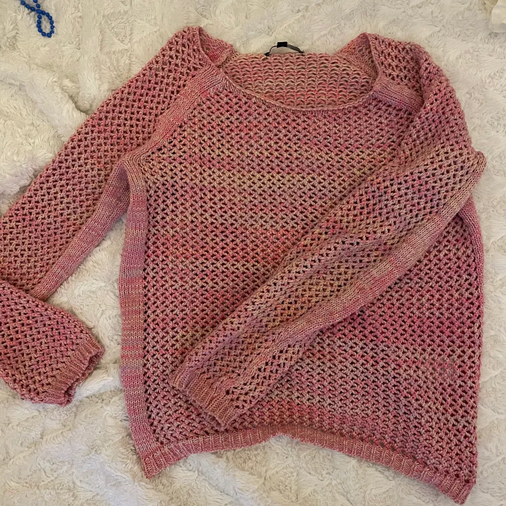 rosa stickad tröja från lindex 🦐 ganska grovt stickad så man kan behöva ha en tröja under 🪄 storlek: S. sticks ej!. Stickat.