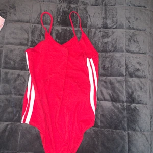 Röd body, bershka  - Röd body från bershka