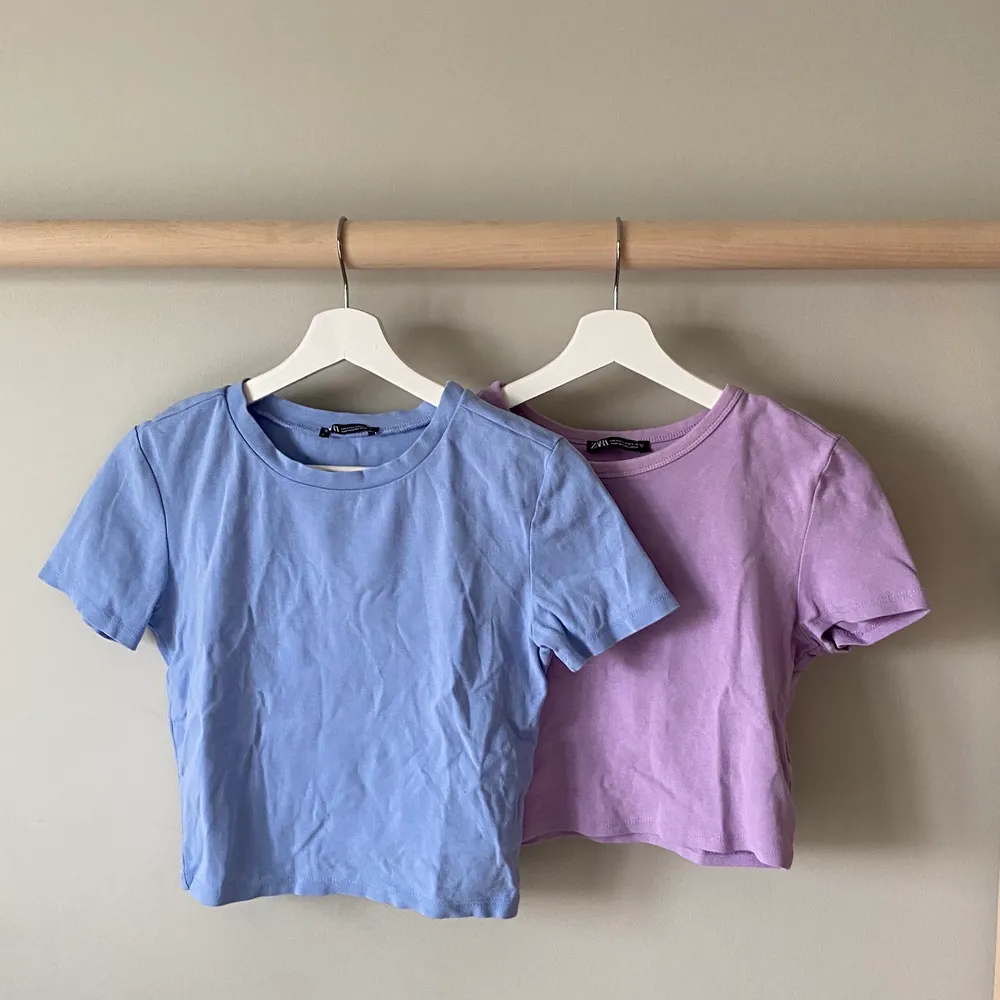 Två croppade tröjor säljes pga för små. Storlek M men små i storleken så skulle säga att se sitter som S/liten M. Mycket bra skick! Båda för 100kr (kan ej visa bild hur de sitter på pga för små) . T-shirts.