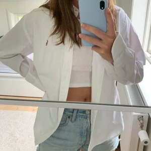 Vintage vit skjorta från Ralph Lauren stl M - Supersnygg vintage vit skjorta från Ralph Lauren. Går att styla på massa olika sätt. Även väldigt snygg att ha under tex en väst eller tjocktröja. Säljer pga att jag har en likadan. Står att det är storlek 14, skulle uppskatta till en M. Superfint skick! Kan mötas upp i Stockholm annars tillkommer frakt :) Tveka inte att höra av er om ni har några frågor. Säljer också mycket annat just nu! Kika in mina andra annonser, samfraktar gärna :)