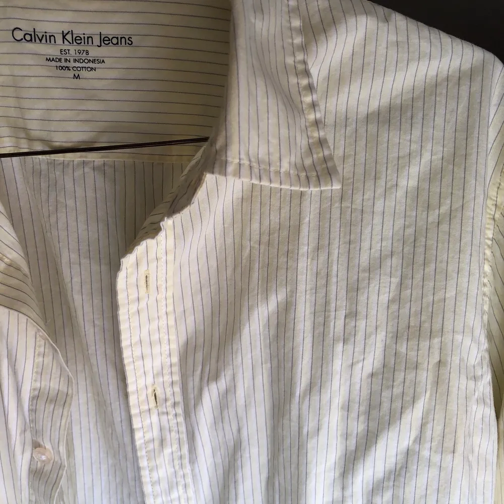 Fin Calvin Klein skjorta! Lite beige/gul nyans. Bra skick, storlek M (tror herr) 💞. Skjortor.