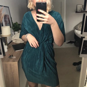 Grön klänning - Grön klänning i glansigt tyg som är helt oanvänd. Den är väldigt somrig och är väldigt lätt att bära. Färgen är mer mörk smaragdgrön i verkligheten. Pris (60 + frakt)🌸💗