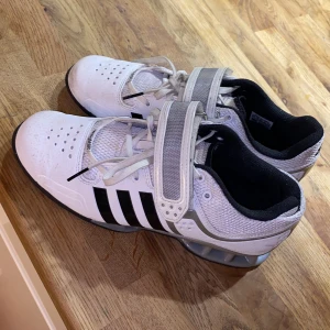 Adidas lyftarskor - Använda fåtal ggr. Fint skick. Strl 39. 