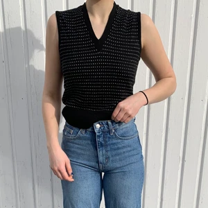 Svart/ silvrig väst  - Säljer min svarta väst med silver detaljer, är i bra skick och väldigt fin att ha med t.ex en vit tröja under(: 