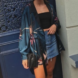 Silkes kavaj/ kimono  - En kavaj/ kimono i silkesmaterial med blommotiv! Antingen kan den knäppas ihop med knapparna, knytas ihop med silkesbandet eller hållas helt öppen. Endast använd fåtal gånger och skicket är därför i princip som nytt. Budgivning i kommentarerna med start på 250 kr.