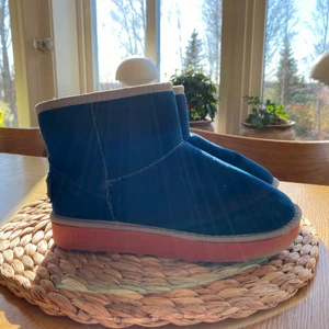 Skor liknande uggs storlek 37 - Säljer ett par oanvända skor som har samma modell som uggs. Blå fin färg.