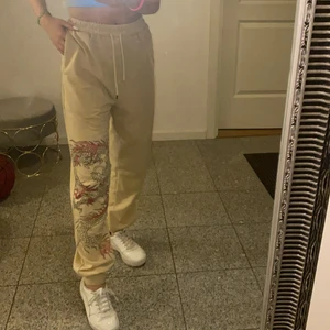 Mjukisbyxor - Snygga mjukisar från Shein med dragon märke. Sällan använda