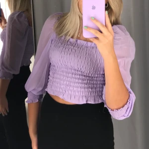 Lila blus - Fin lila blus från H&M i strl XS men passar mig som normalt har S. Använd max 3 gånger. Pris kan diskuteras. 