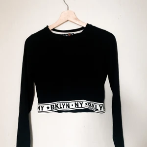 Träningstopp - Fin kort träningstopp från New yorker i svart vitt i strl M!