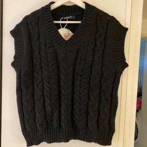 Stickad väst - En svart stickad väst från boohoo petit i storlek m, eftersom det är en petit så passar den xs-m beroende på hur man vill att den ska sitta, jag själv är en s-m. Aldrig använd. Köparen står för frakten 