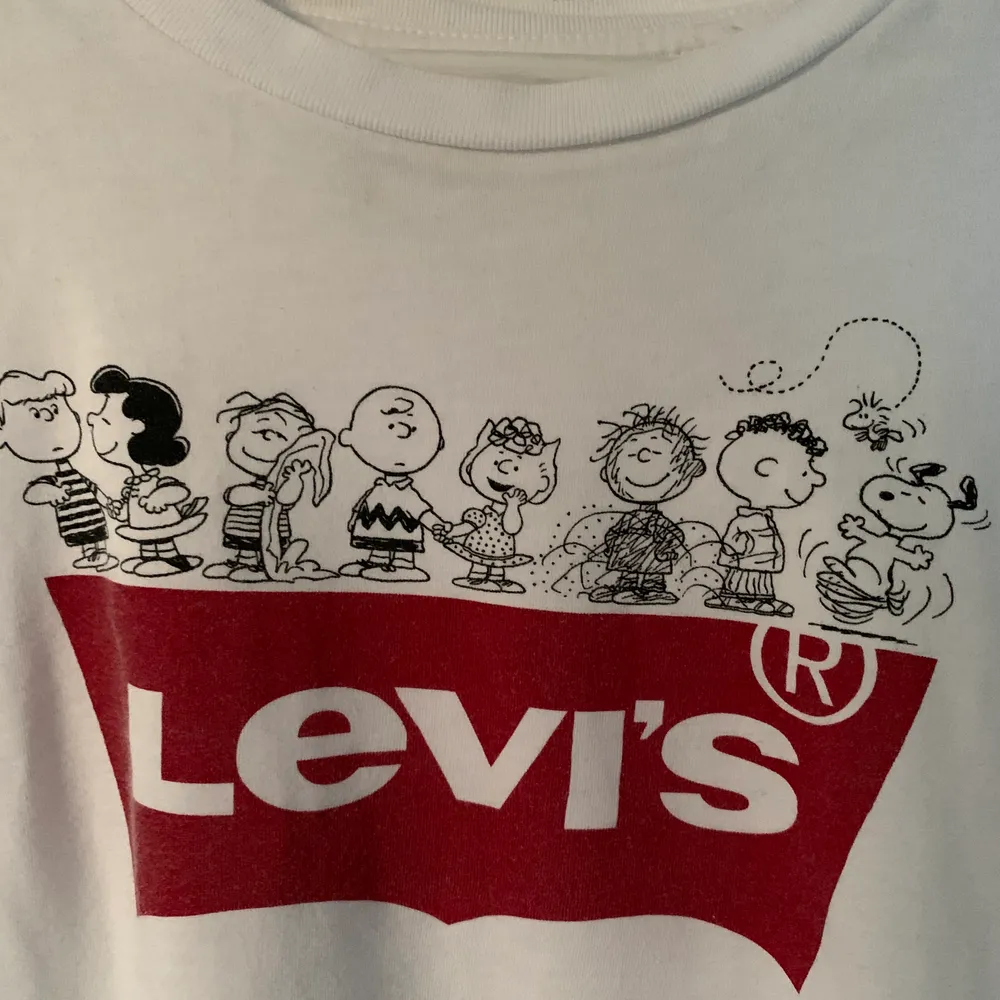Säljer denna t-shirt som är limited då det inte bara är Levis märket utan även massa andra figurer. Storleken står det xxs men den passar folk som även är xs och s skulle jag säga.. T-shirts.