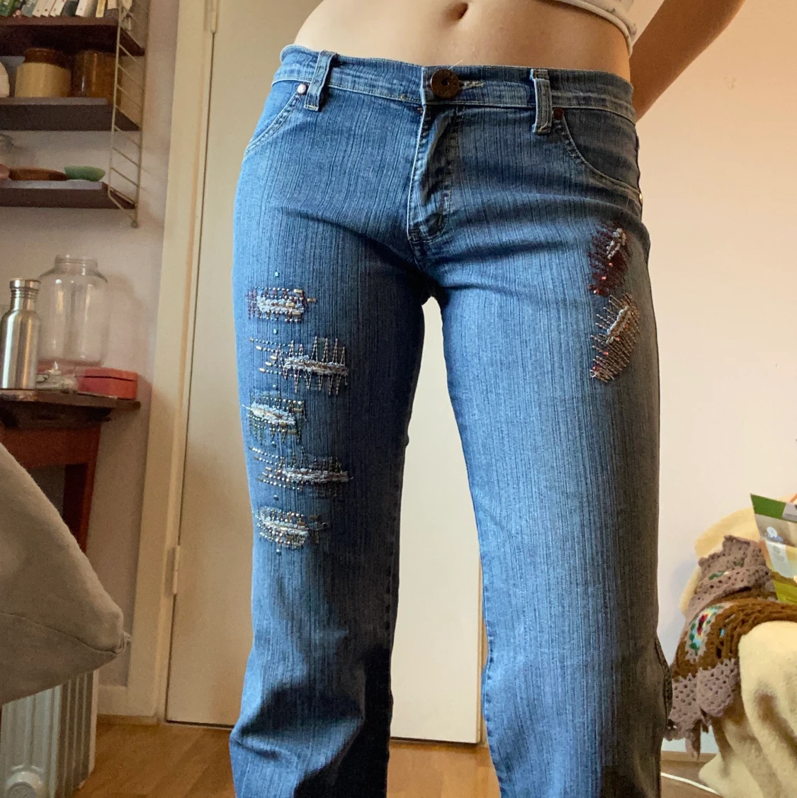 đ€Y2k Jeans med bling detaljer och utsvĂ€ngda benđ€
