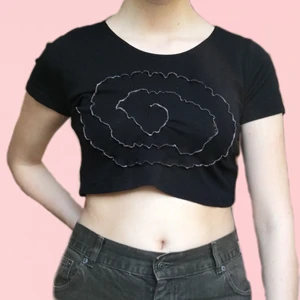 T-shirt med design - T-shirt med rosa sömn som jag sytt själv💘 Tröjan är från H&M och är i storlek M. Kroppad!