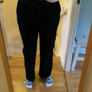 Marinblå manchesterbyxor - Säljer ett par skitsnygga manchesterbyxor, som tyvvär sitter för tajt för min smak:( väldigt sköna och passar till allt! Svårt att värdera storleken då det inte finns någon lapp i byxorna, men jag är en L så skulle säga att det är någon slags mellan strl M och L. Passar både m och L annars beroende på hur man vill att de ska sitta. För referens så har jag w 33-34 i midjan❤️