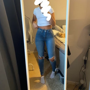 Jeans med hål - Så snygga jeans som formar kroppen jättefint. Frakt tillkommer 66 (spårbart)💙💙