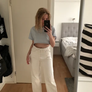 Strl 36 - Säljer dessa fina byxor som ja tyvärr inte passar längre, Jag är runt 1,65 och dom är lite korta för mig tycker jag så om du är längre än 1,65 passar dom nog inte i längden.