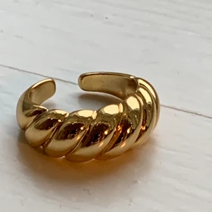 Guldig Croissant ring - Helt ny justerbar croissant ring☺️ super fin och trendig ring som passar till allt☺️ finns 2 st! 