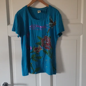 Ed hardy tischa i strl M - Jätte fin i ed hardy tischa i strl M(det står xxl på lappen men det är de INTE skulle säga att det är M) 