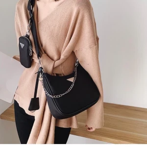 Väska  - Säljer denna väskan. Den liknar Pradas trendiga väska.