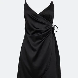 Satin klänning - Supersnygg satinklänning från bik bok. Säljer för den är för stor för mig men önska ja kunde ha den för den är så himla fin. Endast använd 1 gång, köparen står för frakt ca. 30kr💕