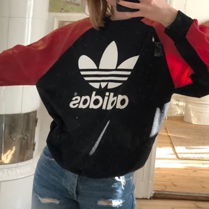 Adidaströja - Tröja från Adidas Rita Ora kollektion med röda ärmar som skiftar i guld. Kragen är lite sliten annars toppskick❤️🧡