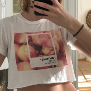 Croppad t-shirt  - Vit croppad t-shirt med persikor på 🍑
