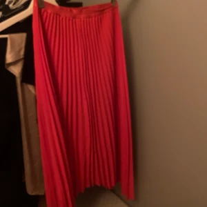 Asymetrisk plisserad långkjol  - Så fin långkjol i klarröd färg i storlek 32 använd en gång❤️