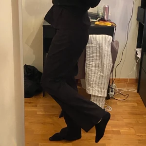 Byxor - Säljer dessa byxor från second hand som är lagom långa på mig som är 1,80 lång.