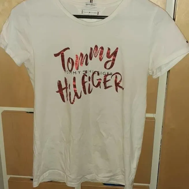 Jättesnygg  tommy Hilfiger som jag fått i present men tyvärr inte passar mig. . T-shirts.