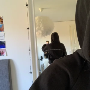 Nike hoodie  - Säljer denna hoodien som är i bra kvalité och har en cool detalj där bak. 