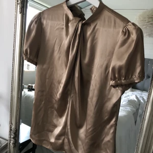 Blus  - Fin blus (Polyester). Säker pga, för liten. 🤎