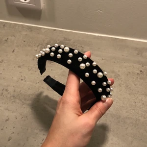 Diadem med pärlor - Svart diadem med vita pärlor. Aldrig använt. 