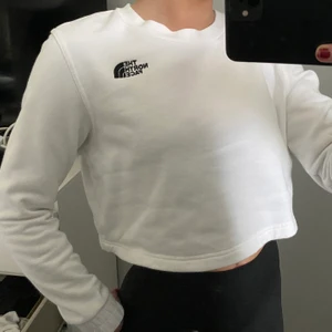 The North Face Tröja - En aning croppad tröja från The North Face. Använd ett ytterst fåtal gånger dvs i ett mycket bra skick. Märke i ryggen. Storlek S, köpt för ca 800kr 