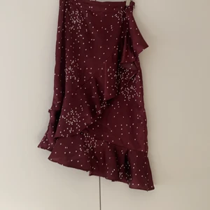 Vinröd kjol med vita prickar - Jättefin vinröd silkeskjol med vita prickar på.✨