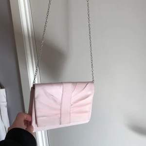 Ljusrosa väska💗 - Säljer min gamla balväska som är endast är andvänd två gånger. Den är i en supersöt ljusrosa skimrig färg. Pris kan diskuterass skriv till mig vid intresse💗