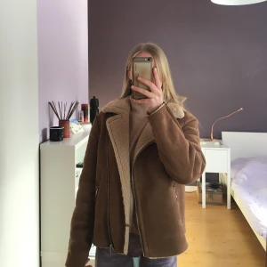 Vårjacka H&M - Sparsamt använd vårjacka/höstjacka i väldigt gott skick!! Så fin och mjuk men kommer inte längre till använding. Storlek 34. Kan mötas upp i Östersund. Köparen står för frakt.