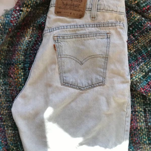 Vintage Levi’s jeansshorts - Vintage Levi’s jeansshorts i W 31 men passar mig som brukar ha s/m. Har små hål på fickorna (se andra bilden) men annars i bra skick. Köpta på humana i Stockholm. Skriv privat för fler bilder.                                                                          Frakt är ej inkluderat🤍