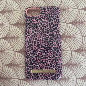 Ideal of Sweden skal - Ett supersnygg skal till iPhone 7 bra skick nästan som ny skriv till mig så kommer vi fram till ett bra pris🤍