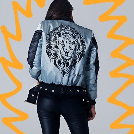 Slutsåld jacka från Elly Pistol med tillhörande bälte med gulddetaljer💙Fint skick💙 Nypris: 1299:- så skynda fynda på denna!⚡Bild 1o2 från hemsidan! Modellen bär också XS-samma storlek som jag säljer, och på bild 3 ser du jackan på mig-där bär jag en svart hoodie under och utan bältet då det är avtagbart👍FRI FRAKT vid köp SENAST:12:e Mars. Jackor.