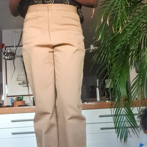 Byxa  - High waist kostymbyxa från Zara med zips på båda fötterAnvändade 2 dager. Säljer den eftersom den eftersom den är lång och passar 33_ 34 finns fler bilder och köpare står på frakt. NY pris 899 och säljer for 450